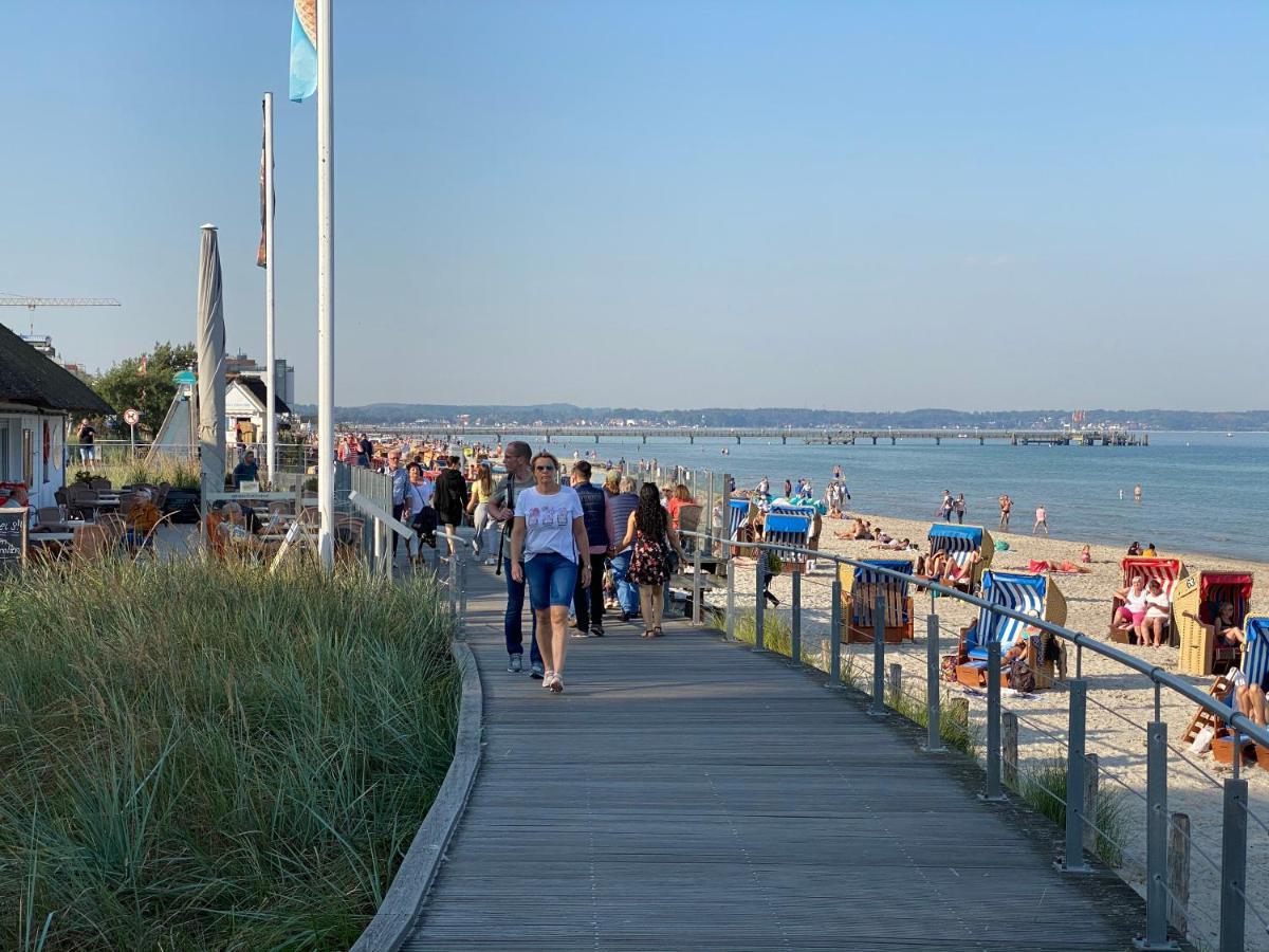 Studio-Apartment mit Panorama-Meerblick und direkter Strandlage in Scharbeutz Exterior foto